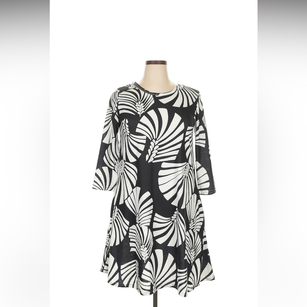 Black and White A-line Dress with 3/4 Sleeves and Crew Neck